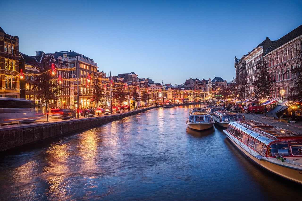 Zwiedzanie Amsterdamu: najciekawsze miejsca i atrakcje turystyczne